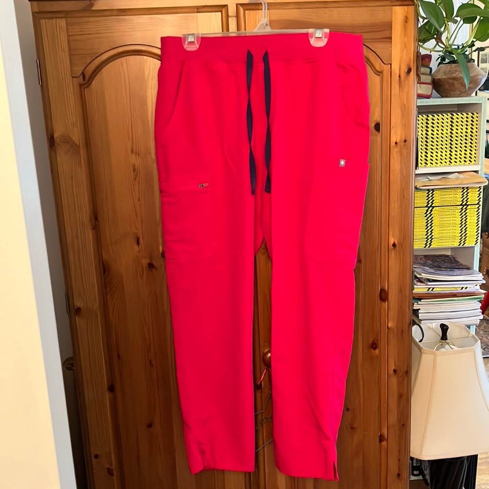 Ultra violet figs scrub pants large. Yola Skinny.